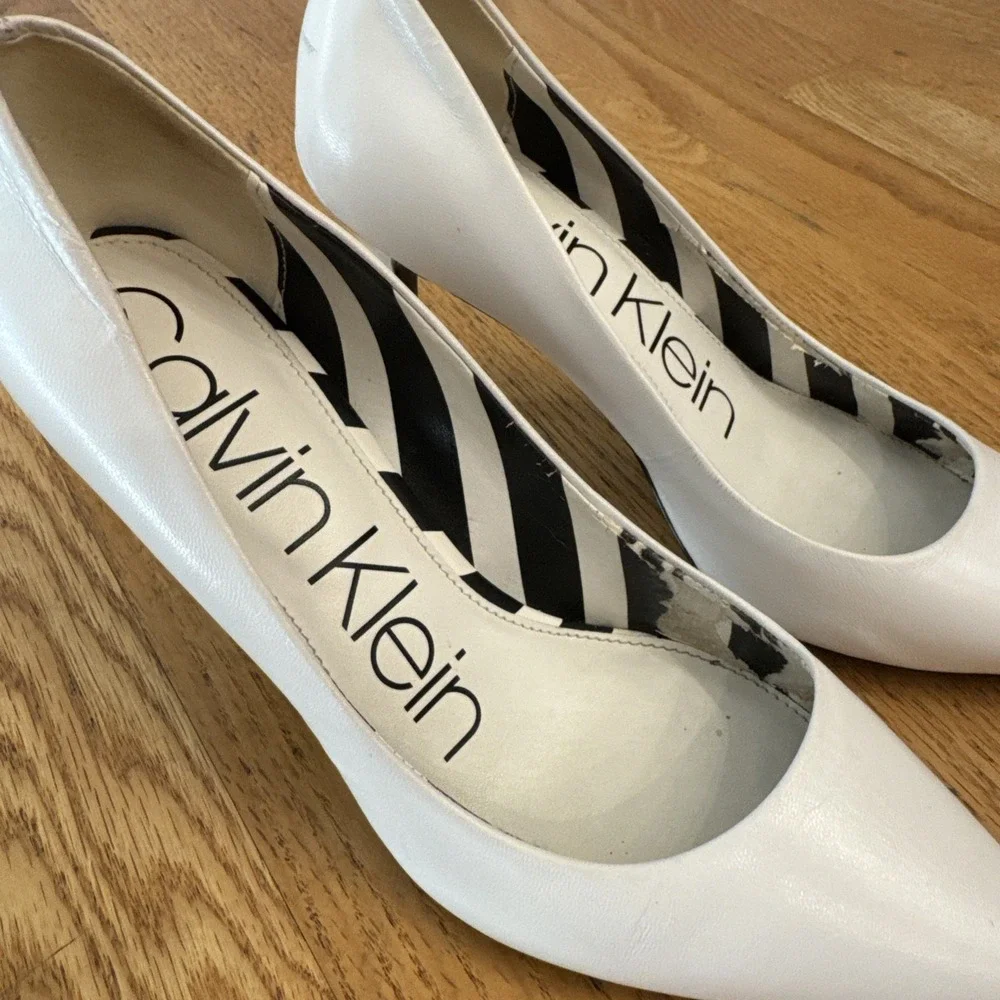 CALVIN KLEIN Ronna White 7M Pointed Toe Pump Heels